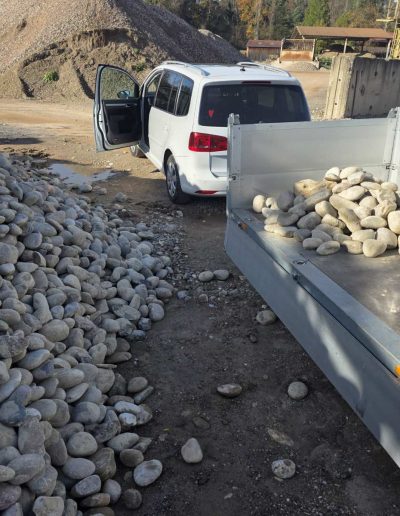 Kies und Natursteine fachgerecht transportiert – zuverlässiger Materialservice von Hausmeisterservice Baden
