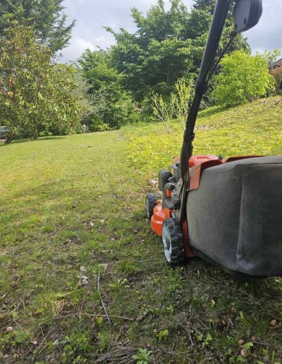 Professionelles Rasenmähen auf großen Grünflächen – Hausmeisterservice Baden pflegt Ihren Garten zuverlässig