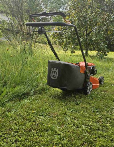 Zuverlässige Rasenpflege und saubere Mäharbeiten – Hausmeisterservice Baden für gepflegte Grünanlagen