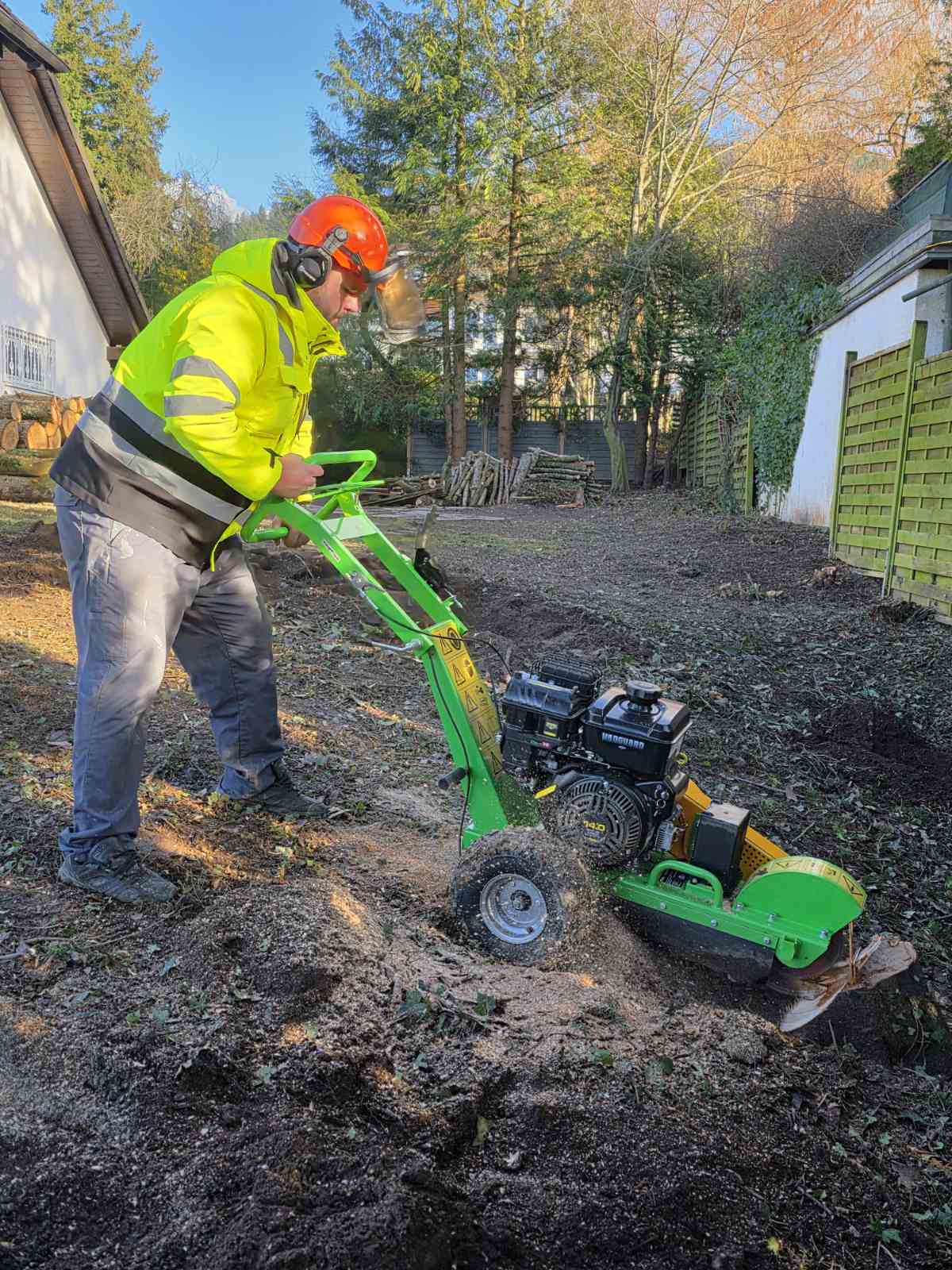 Präzise Baumstumpfentfernung mit Stubbenfräse – Hausmeisterservice Baden arbeitet sauber und effizient Präzise Baumstumpfentfernung mit Stubbenfräse – Hausmeisterservice Baden arbeitet sauber und effizient